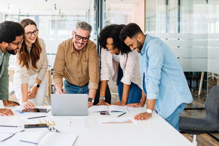 Equipo de trabajo hablando